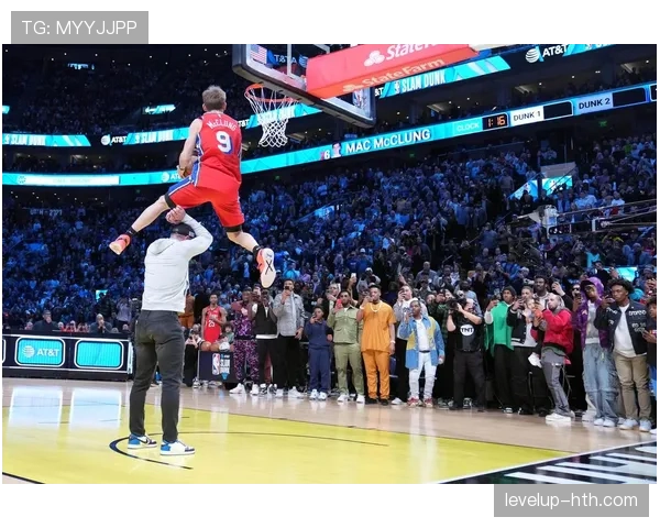 爱德华兹高能暴扣助球队取胜，展现新一代扣篮王风采